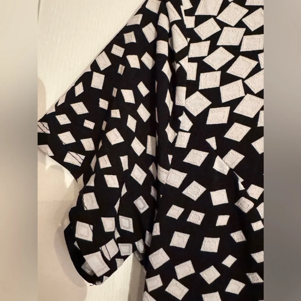 Haani maxi Black Dress with white shapes has light pink textured details Size L_6